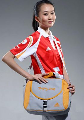 2008年奥运火炬手衣服是什么颜色？北京奥运会志愿者服装