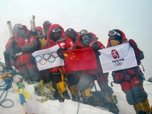 奥运圣火珠穆朗玛登山队穿的登山服是品牌李宁吗？登山奥运会