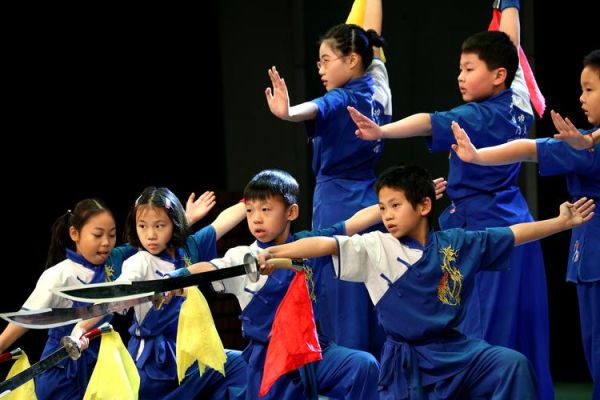 全是小孩这些小孩都有武艺最后还去武术队比赛有一个（奥运会武术儿童）