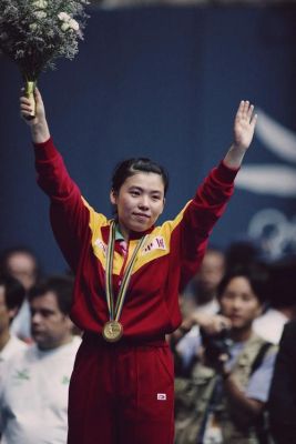 1996年奥运会邓亚萍领奖时为什么哭了（奥运会女子哭了）